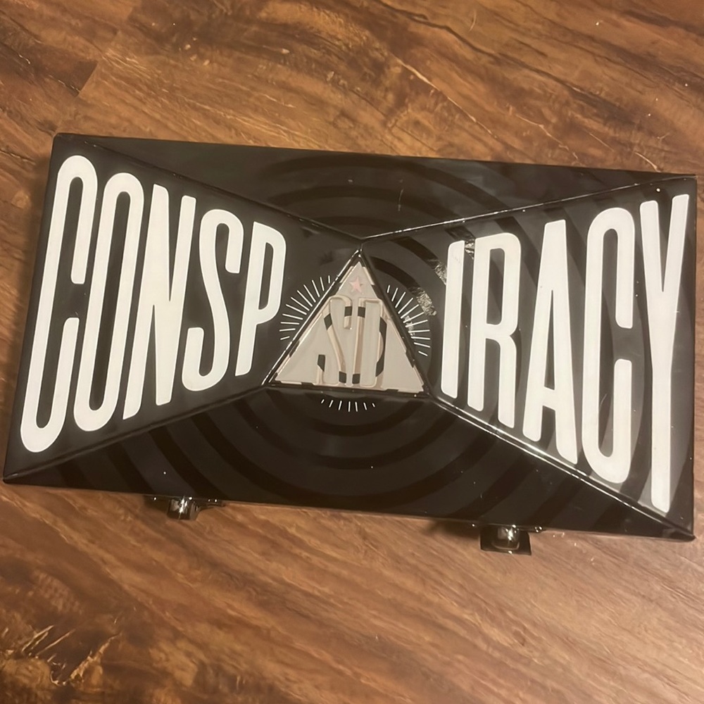 Jeffree Star Cosmetics - Conspiracy Eyeshadow Palette